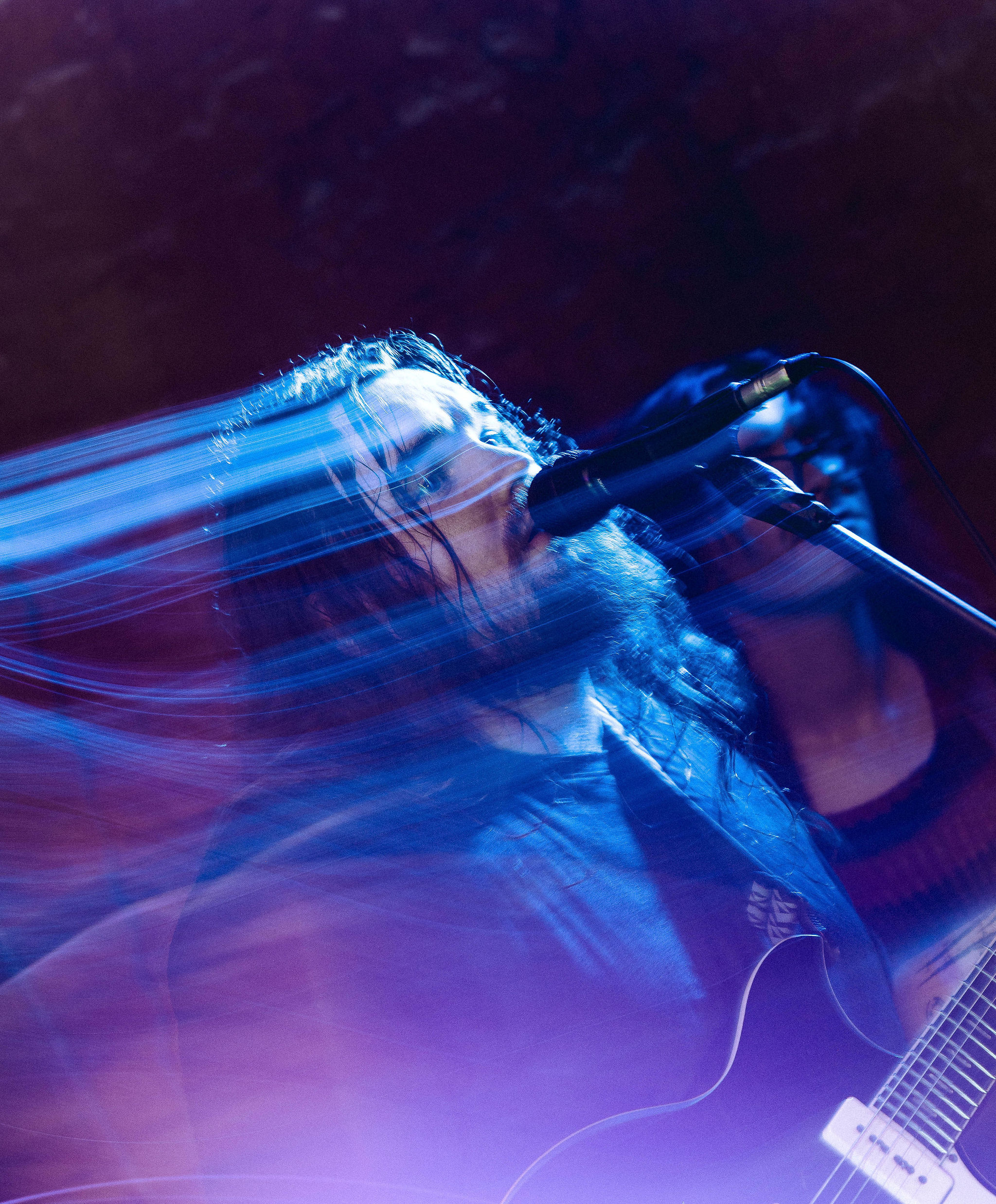 Guitarist performing — motion blur